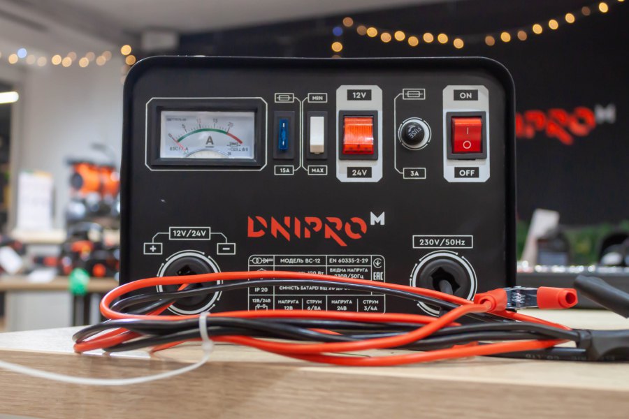 Зарядний пристрій від Dnipro-M для авто