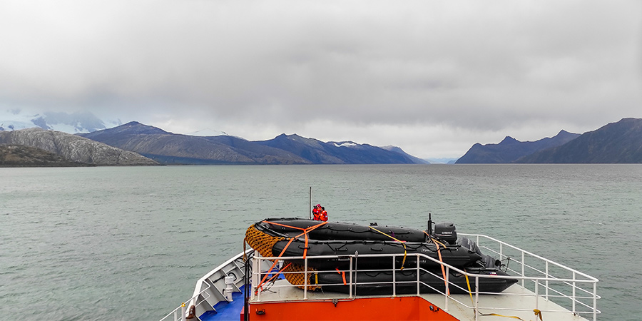 Корабль проходит мимо фьордов Ушуайя в архипелаге Огненная Земля