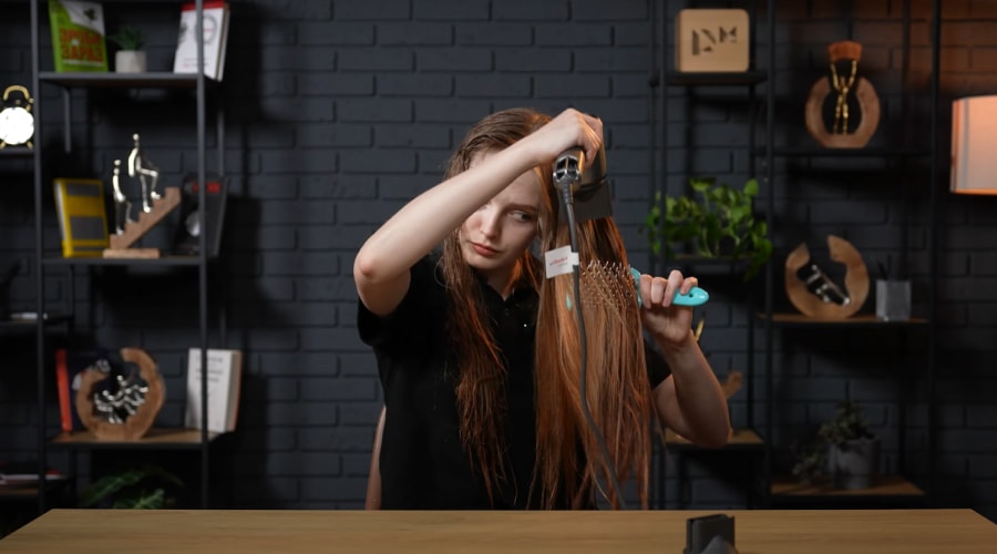 Фен NIPLIFE HD-03 в роботі