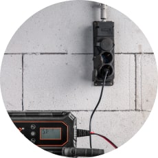 Připojte nabíječku k elektrické síti.